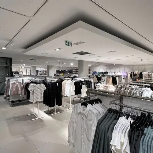 H&M Favoriten, Wien 20231103_073323961_ios.jpg